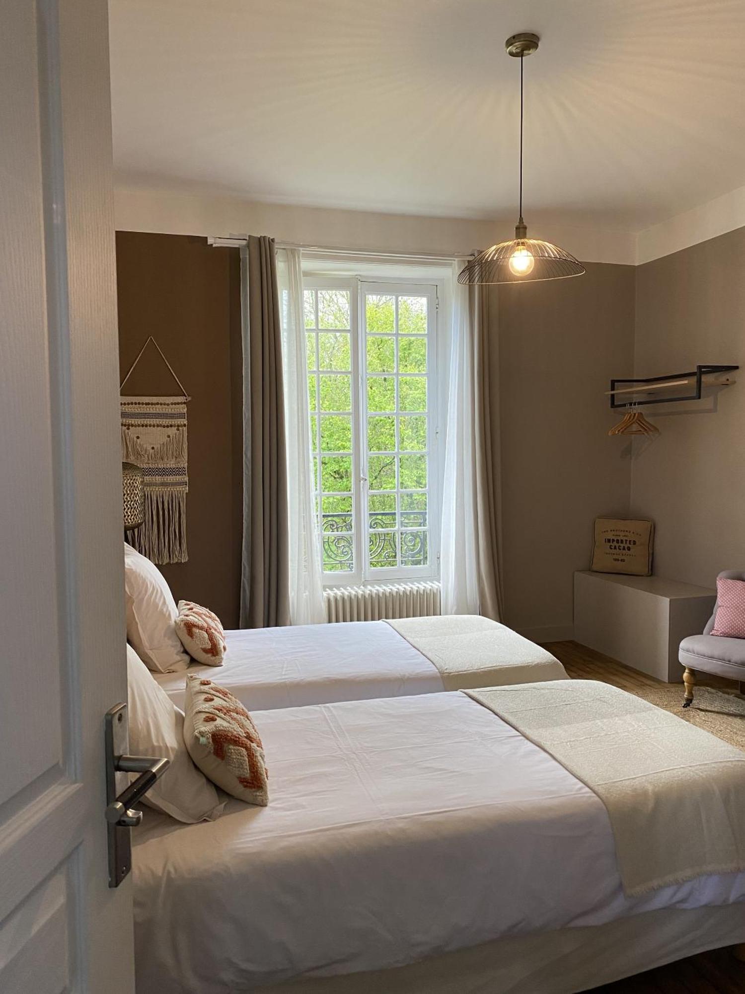 Le 14 St Michel Bed & Breakfast Жослен Екстериор снимка