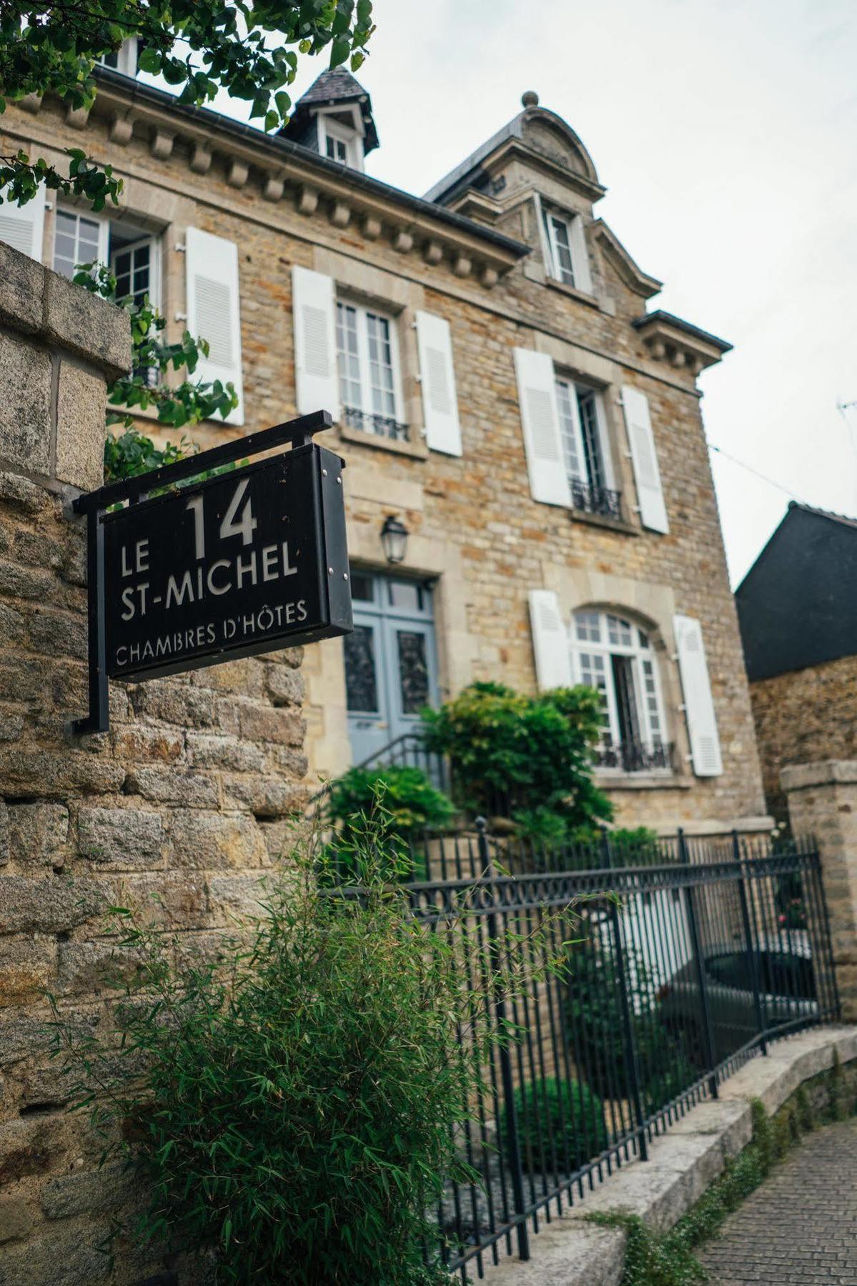 Le 14 St Michel Bed & Breakfast Жослен Екстериор снимка