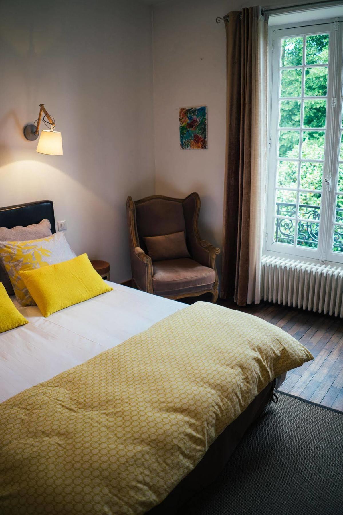 Le 14 St Michel Bed & Breakfast Жослен Екстериор снимка