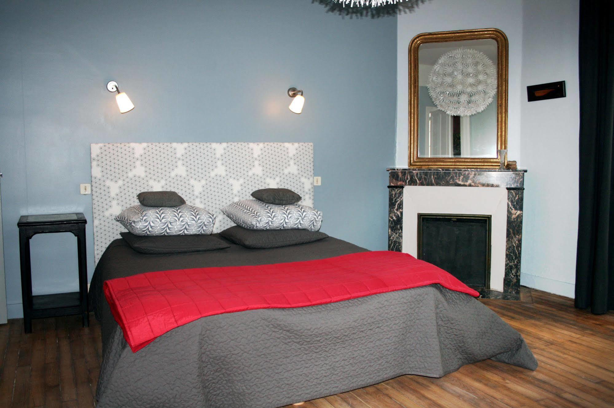 Le 14 St Michel Bed & Breakfast Жослен Екстериор снимка